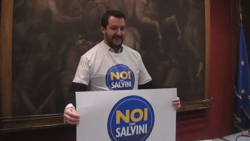 SALVINI CON LA MAGLIETTA E IL LOGO NOI CON SALVINI