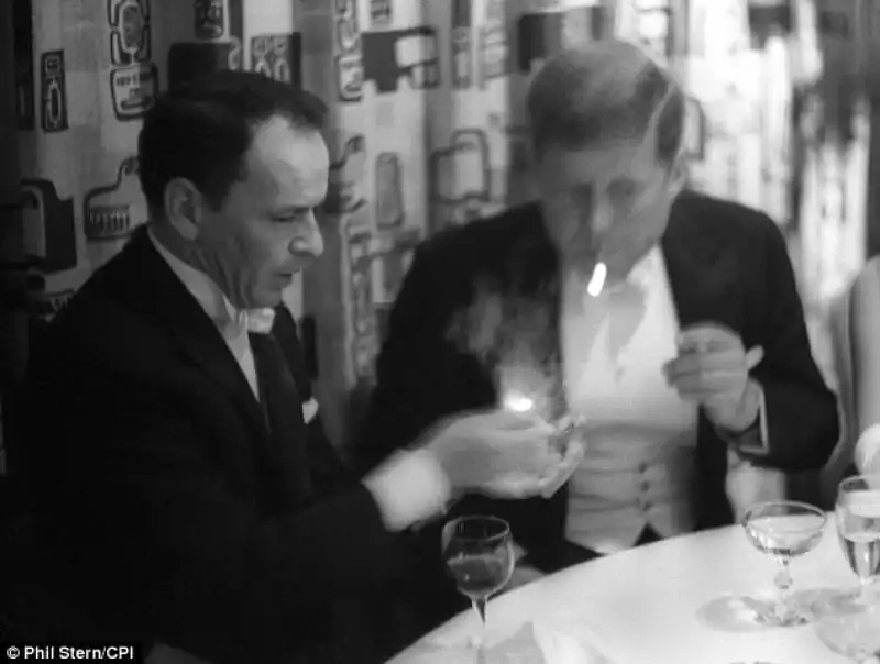 sinatra accende la sigaretta a jfk