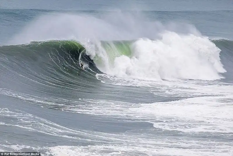 surfista mcnamara a nazare 3