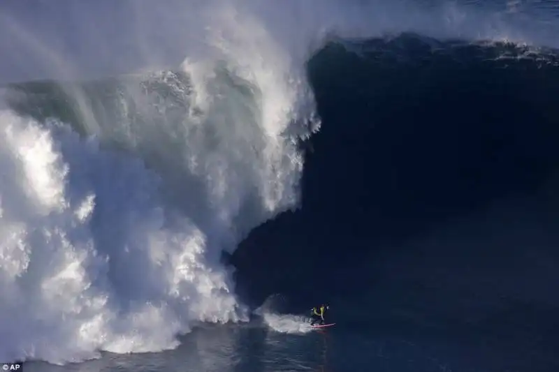 surfista mcnamara a nazare 4