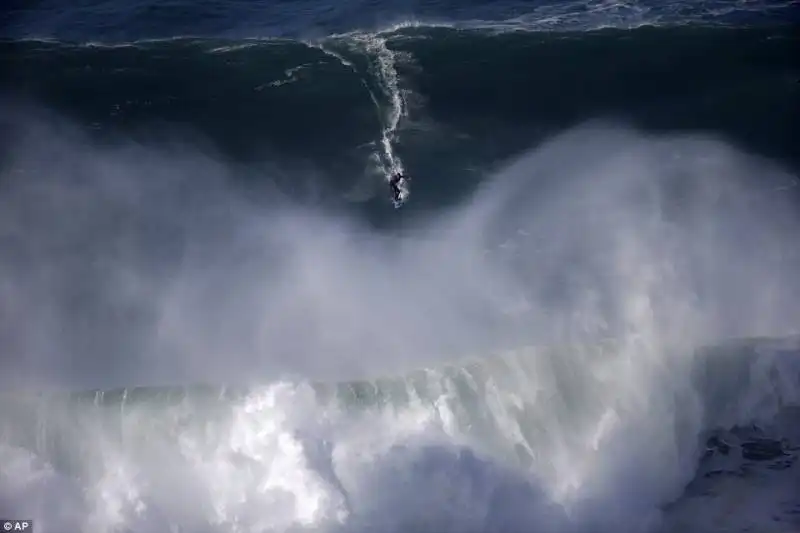 surfista mcnamara a nazare 5