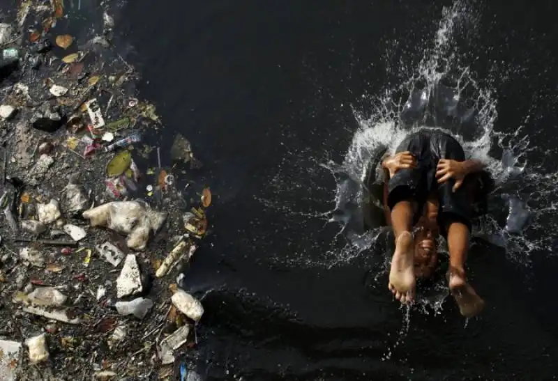 tuffo tra l'immondizia a jakarta