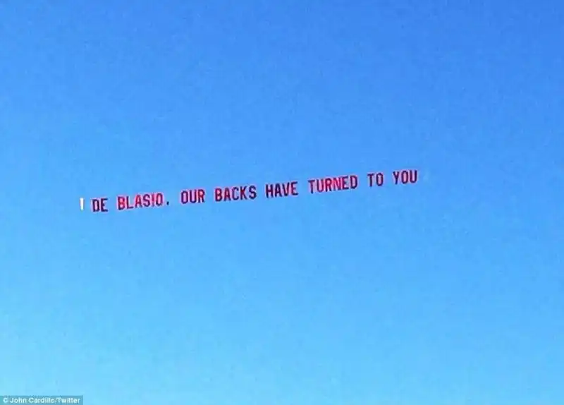 un aereo con un messaggio contro de blasio le nostre spalle sono voltate