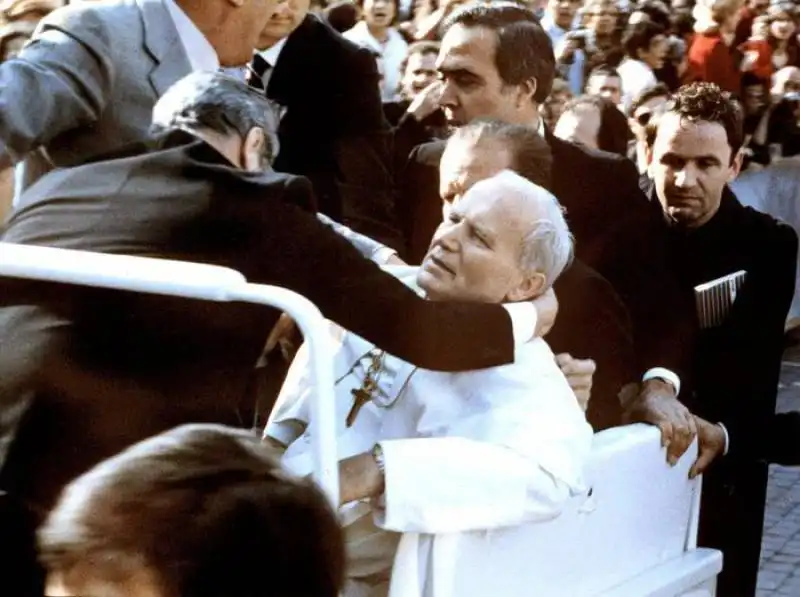 un'immagine d'archivio mostra papa giovanni paolo ii, ferito in piazza san pietro, sorretto dai collaboratori, qualche istante dopo l'attentato.