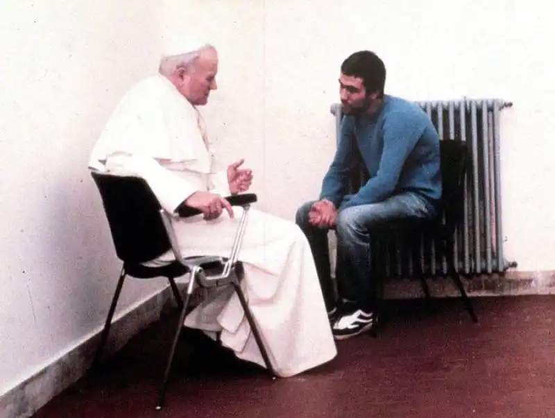 un'immagine di archivio del dicembre 1983, ritrae papa giovanni paolo ii mentre parla con il suo attentatore mehmet ali agca, nel carcere di rebibbia