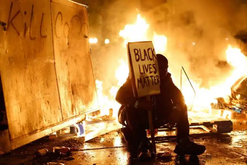 un manifestante di oakland