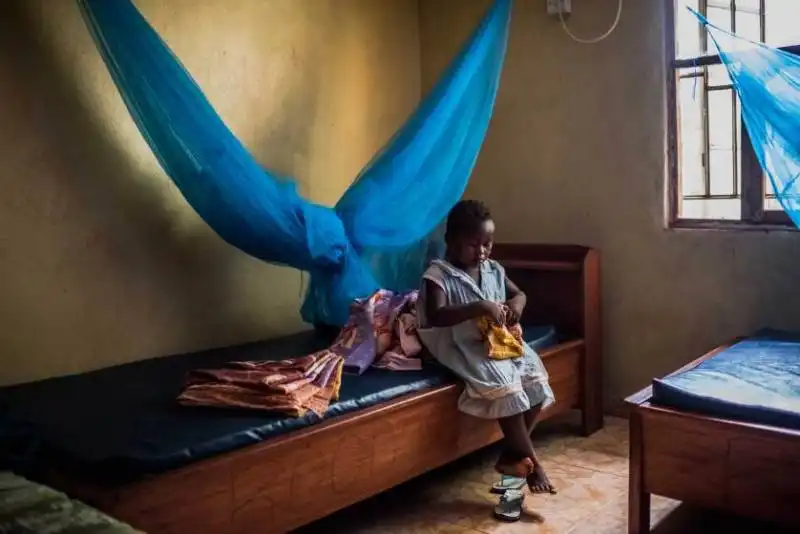 una bambina orfana per l'ebola