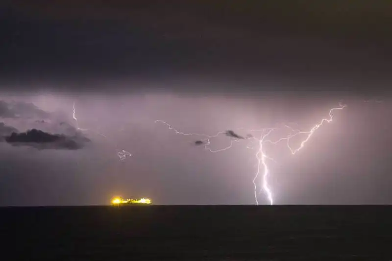 una nave a nord di tel aviv