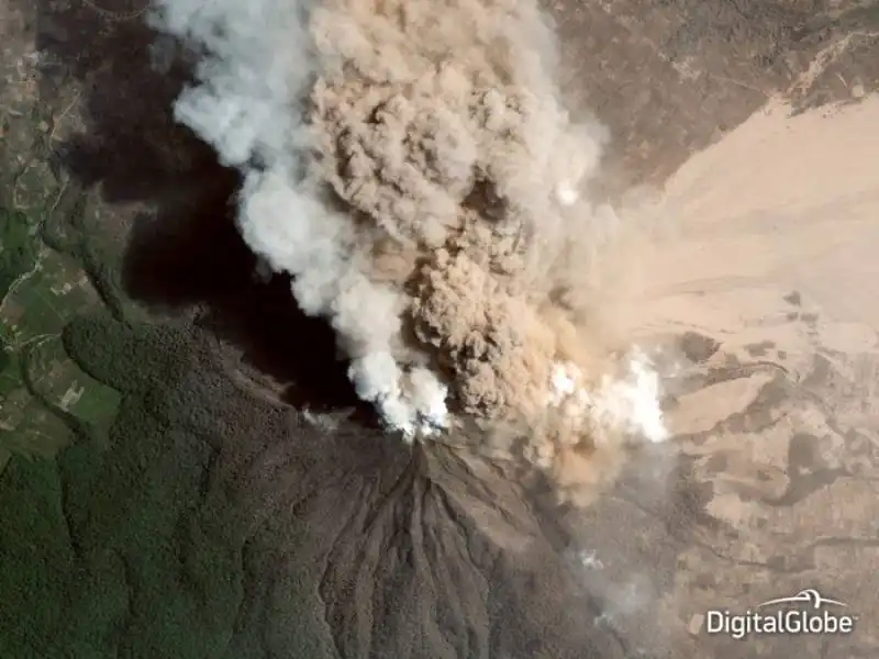 vulcano erutta in indonesia