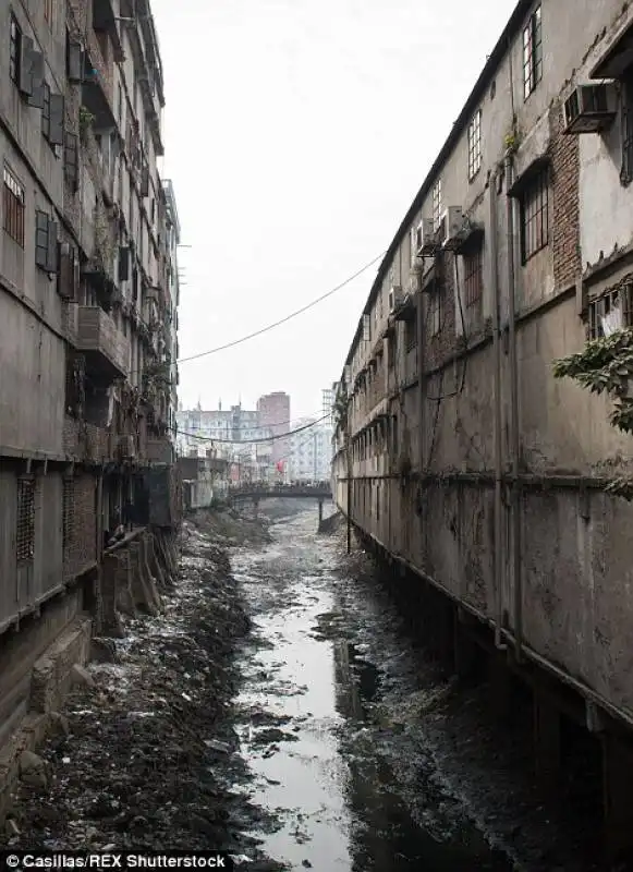 a dacca sorgono centinaia di fabbriche abusive di vestiti