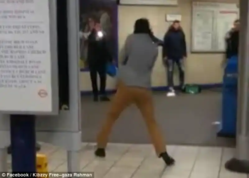 aggressione nella metropolitana di londra    11