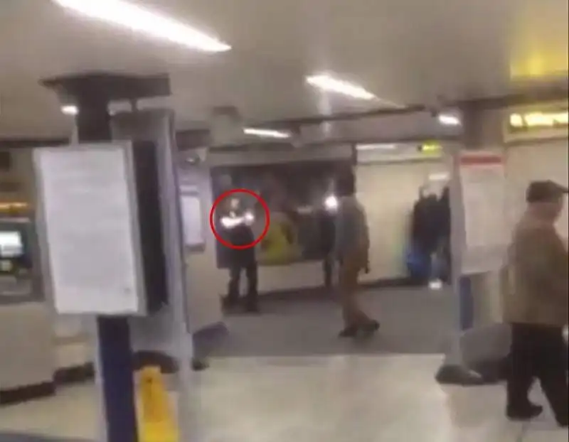 aggressione nella metropolitana di londra    15