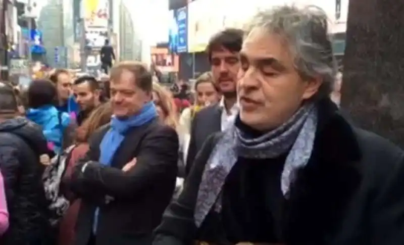 andrea  bocelli   new york canta in strada