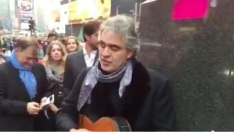 andrea bocelli  new york canta in strada