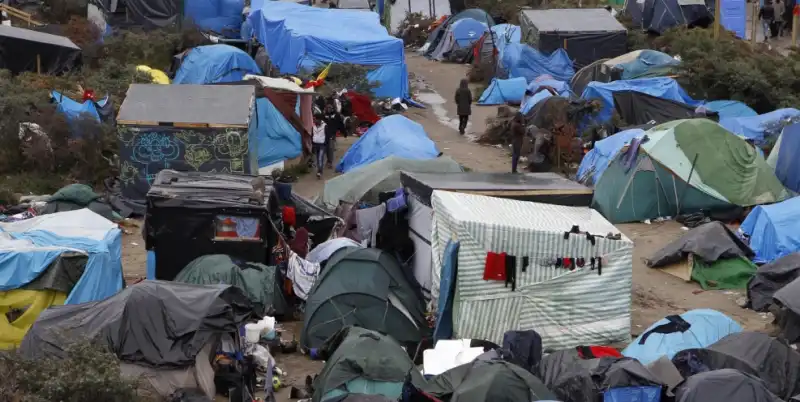 CALAIS MIGRANTI