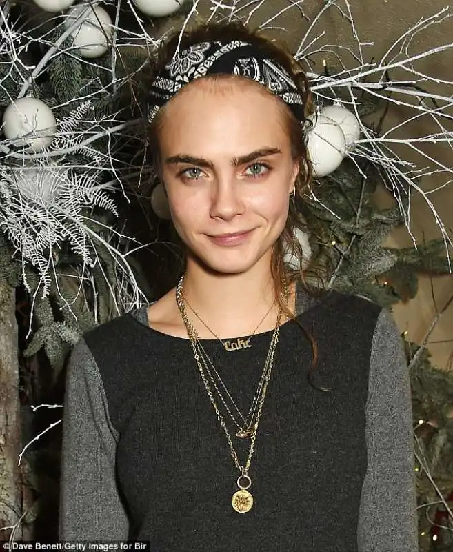 cara delevingne con bandana