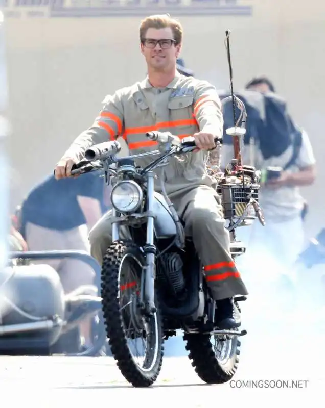 chris hemsworth  fa il segretario in ghostbusters