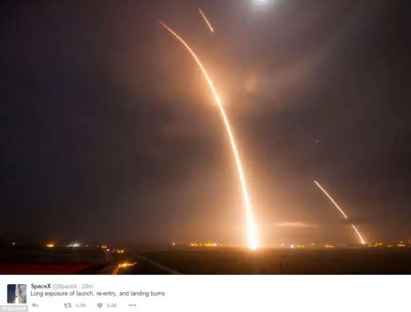 decollo e atterraggio del falcon 9 in uno scatto a lunga esposizione