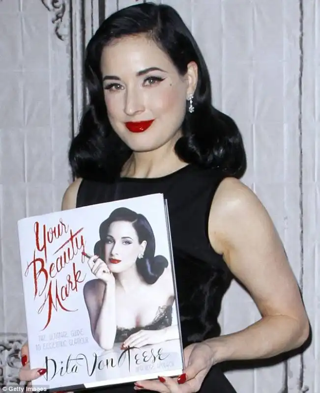 dita von teese con libro your beauty mark