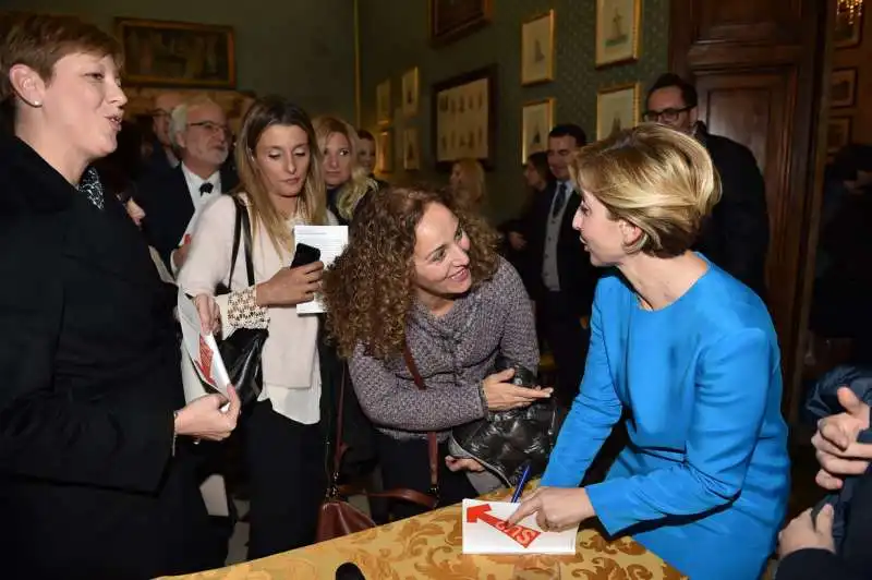 dorina bianchi autografa il suo libro