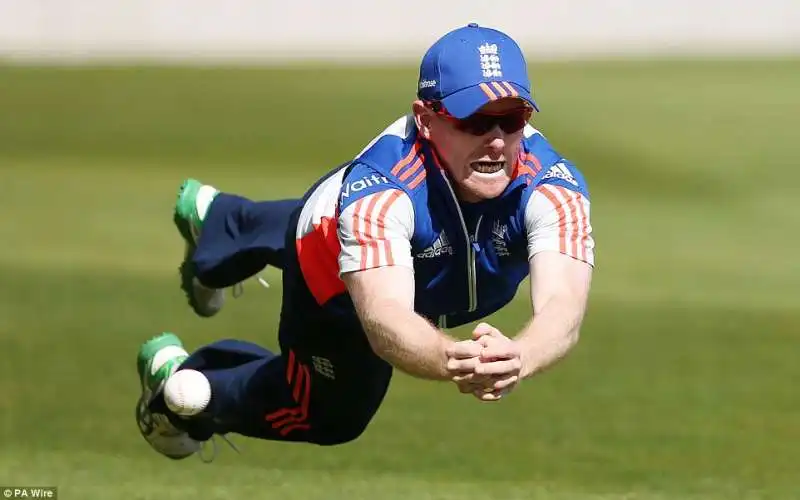 eoin morgan durante una partita di cricket