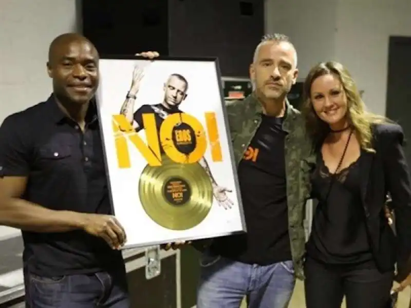 eros ramazzotti con il disco d oro