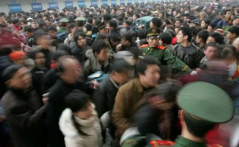 folla alla stazione di beijing