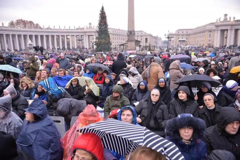 giubileo   la folla a san pietro  4