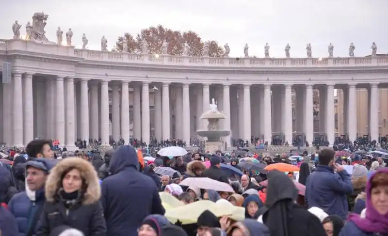 giubileo   la folla a san pietro