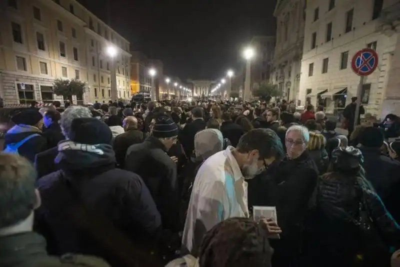 giubileo   la folla a san pietro 8