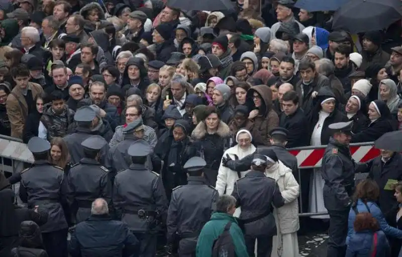 giubileo   la folla in attesa