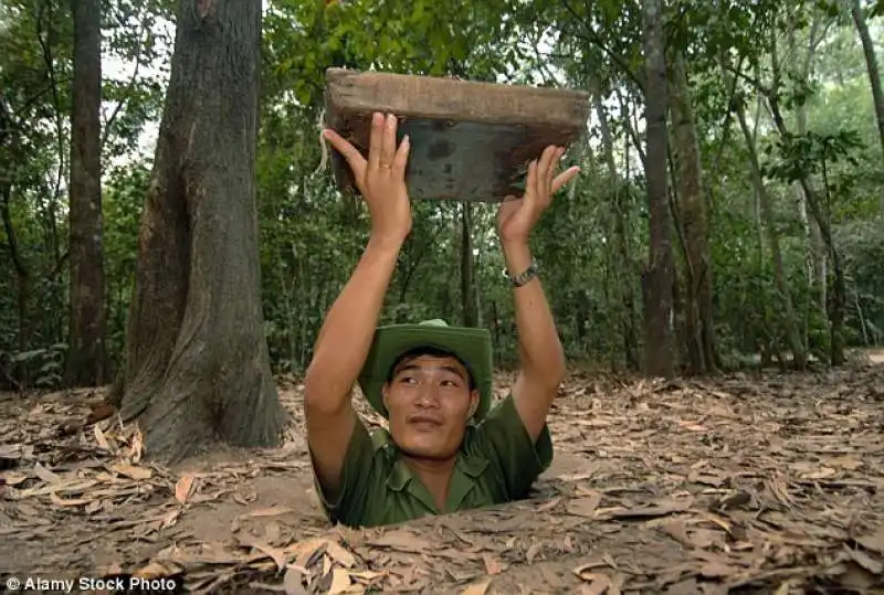 guida emerge da un tunnel dei vietcong