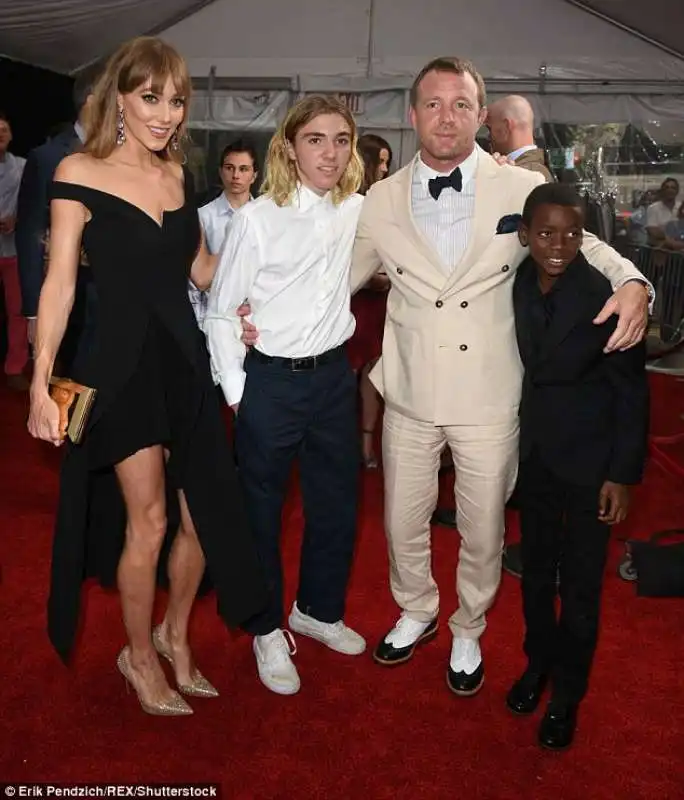 guy ritchie con moglie jacqui ainsley e rocco e david