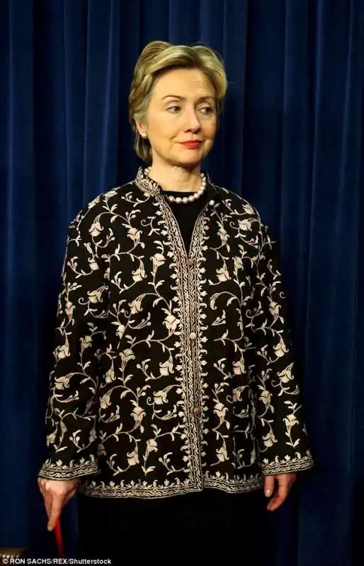 hillary con cardigan nel 2002