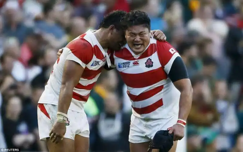 i giapponesi festeggiano la vittoria contro il sud africa al mondiale di rugby nel pool b