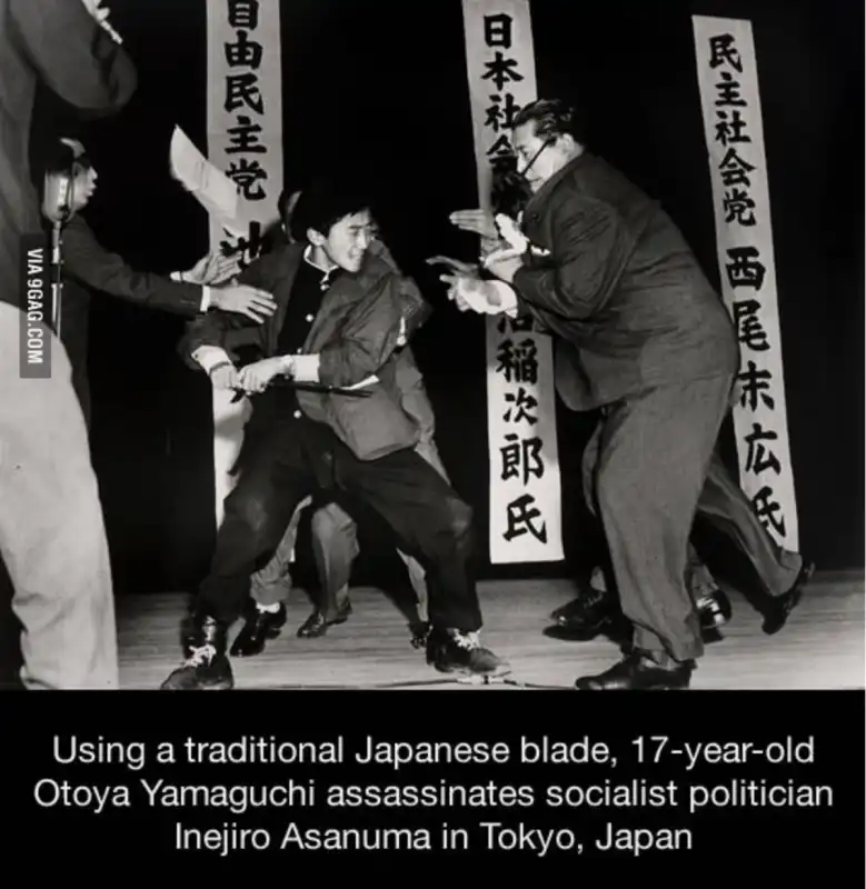 il 17enne yamaguchi assassina con un coltello tradizionale giapponese il politico socialista asanuma a tokyo