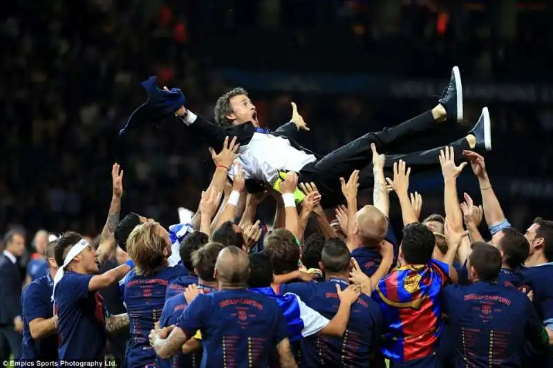 il barcellona festeggia louis enrique dopo la vittoria in champions league