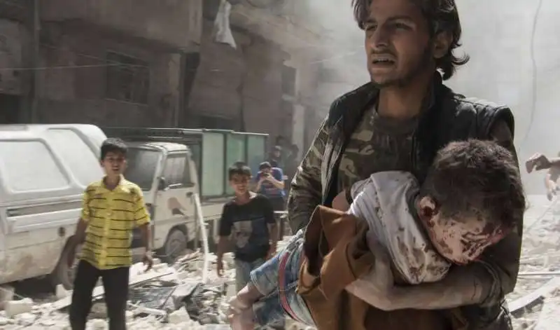 il governo siriano bombarda aleppo