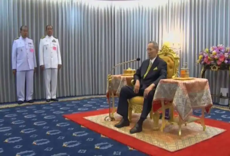 Il re thailandese Bhumibol Adulyadej  