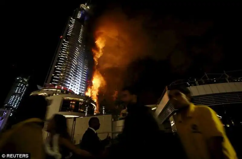 incendio all’hotel Address Downtown, un palazzo del centro di Dubai 