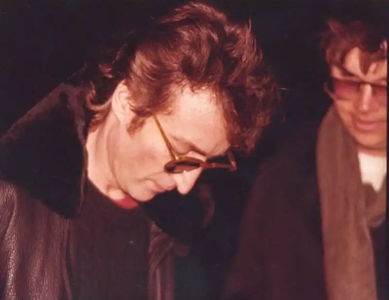 john lennon autografa una copia di double fantasy a mark chapman