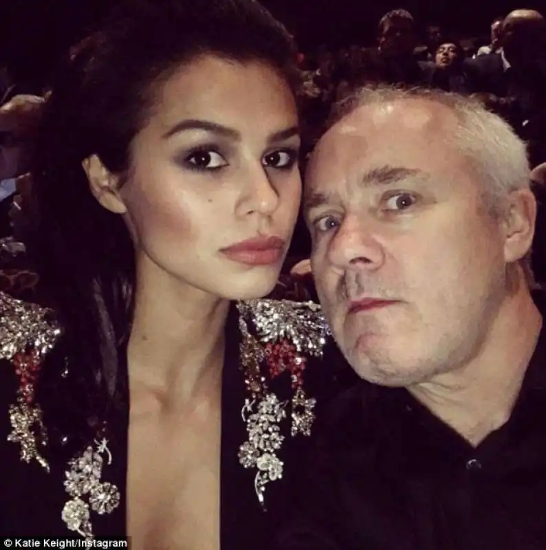 katie keight e damien hirst selfie