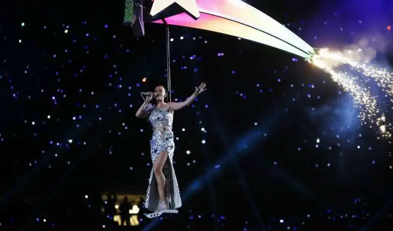 katy perry atterra al superbowl su una stella cometa