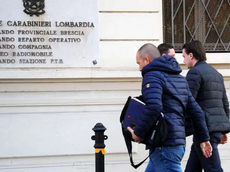 l arrivo di giacomo bozzoli alla caserma dei carabinieri