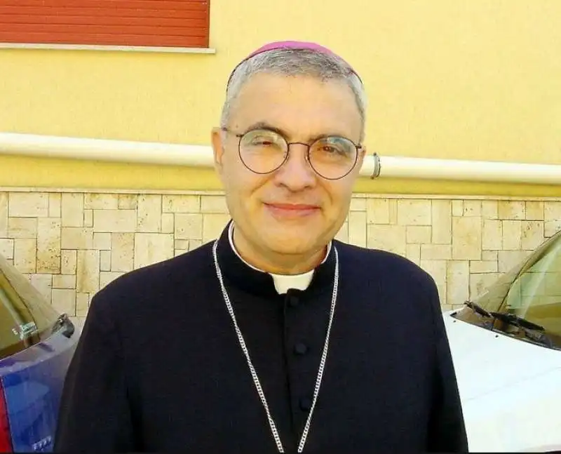 L ex vescovo di Trapani monsignor Francesco Micciche