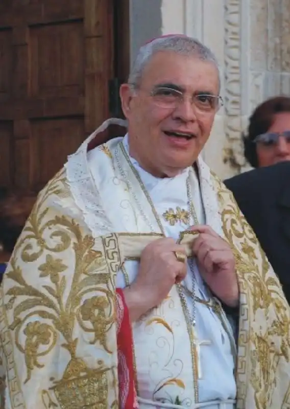 L ex vescovo di Trapani monsignor Francesco Micciche