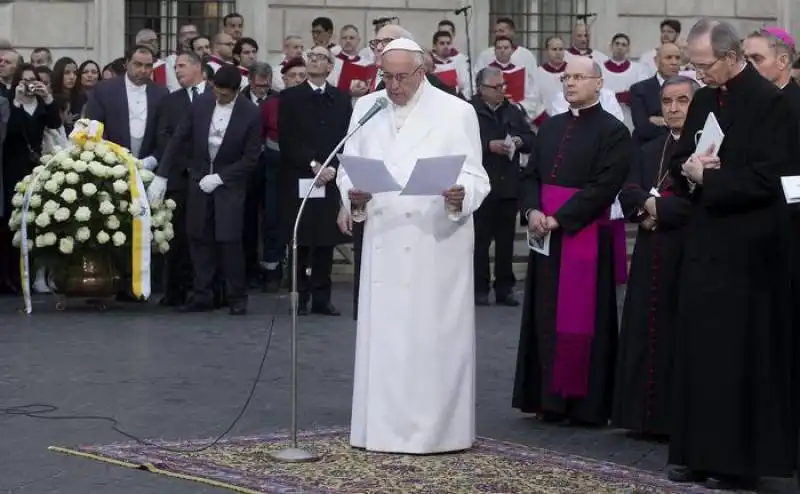 l papa in piazza di spagna 