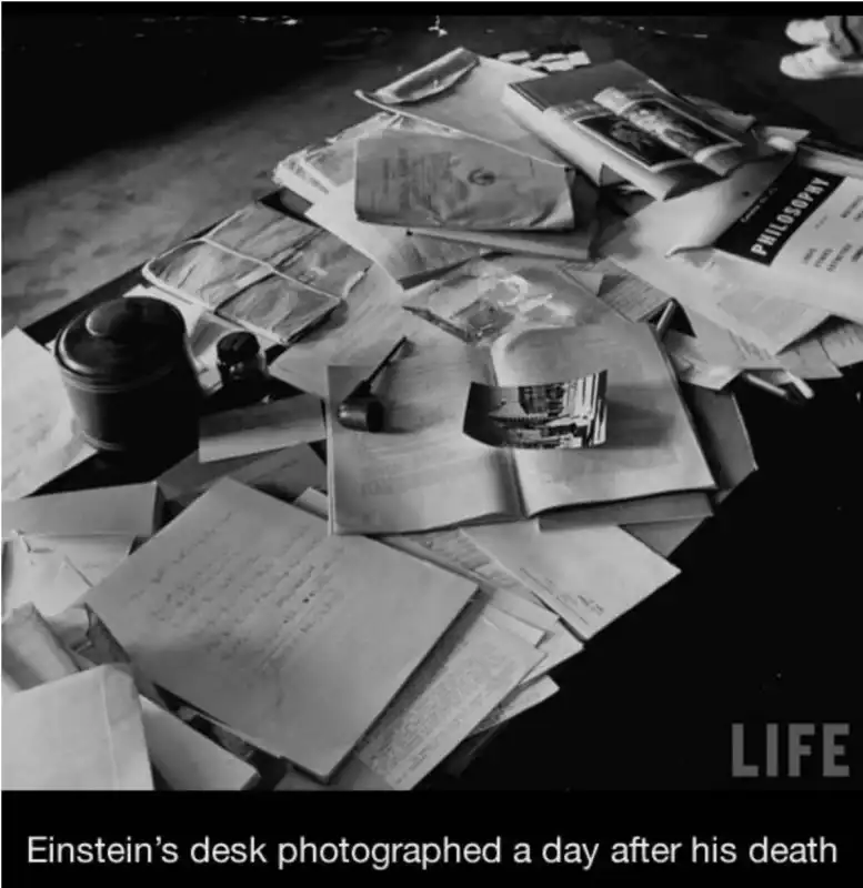 la scrivania di einstein un giorno dopo la sua morte