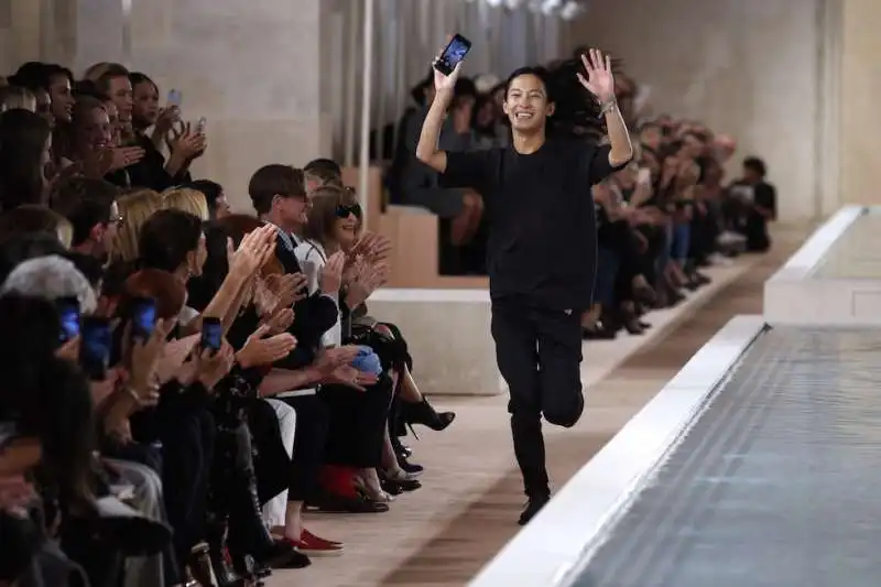 la sfilata finale di alexander wang per balenciaga