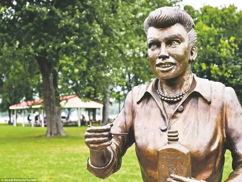 la statua di lucille ball a new york